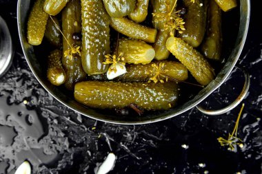 Metal bir tavada konserve salatalık.