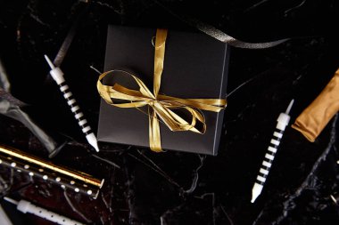 Doğum günü veya parti aksesuarları.