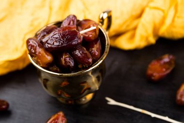 Kuru Meyve tarihleri kayrak siyah kalp yakınındaki Altın Kupa. Kopya alanı.