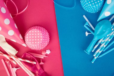 Parti pembe ve mavi kağıt şapka.