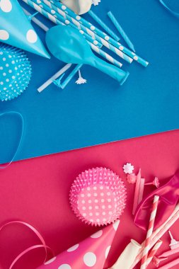 Parti pembe ve mavi kağıt şapka.