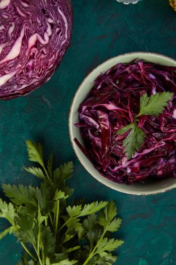 Kabın içinde rendelenmiş kırmızı lahana.