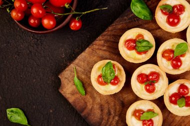 Mini tart kiraz domates ile