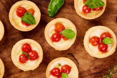 Mini tart kiraz domates ile