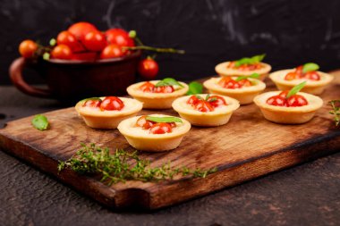 Mini tart kiraz domates ile