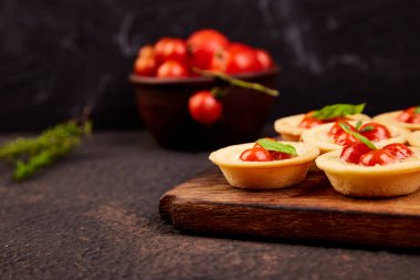 Mini tart kiraz domates ile