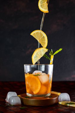 Buzlu limonlu çay hareket kavram.