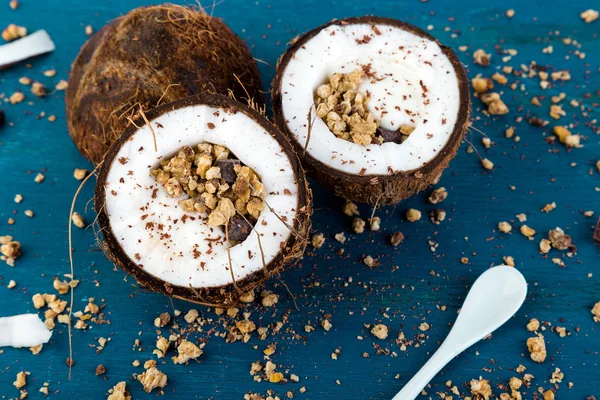 Petit déjeuner sain dans un bol de noix de coco . — Photo