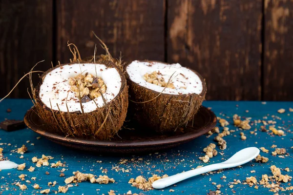 Café da manhã saudável em tigela de coco . — Fotografia de Stock