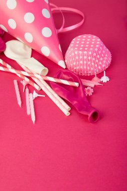 Parti pembe kağıt şapka.