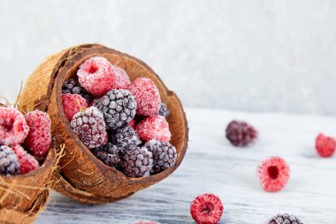 Siyah ve Kırmızı Ahududu Hindistan cevizi kase dondurulmuş.
