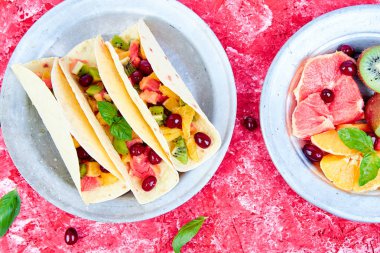 Meyve Taco. Yaz aperatifler.