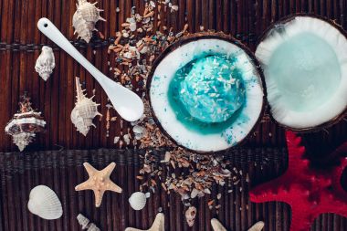 Mavi dondurma Hindistan cevizi kase.