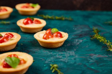 Mini tart kiraz domates ile