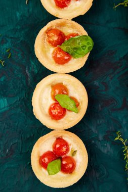 Mini tart kiraz domates ile