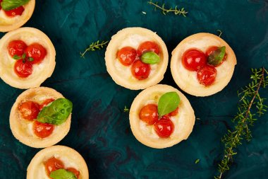 Mini tart kiraz domates ile