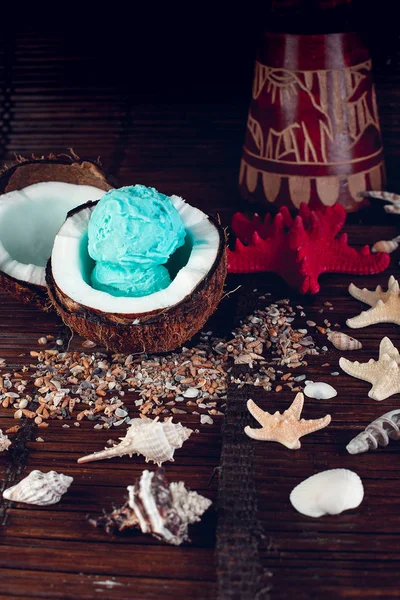 Helado azul en cuenco de coco . — Foto de Stock