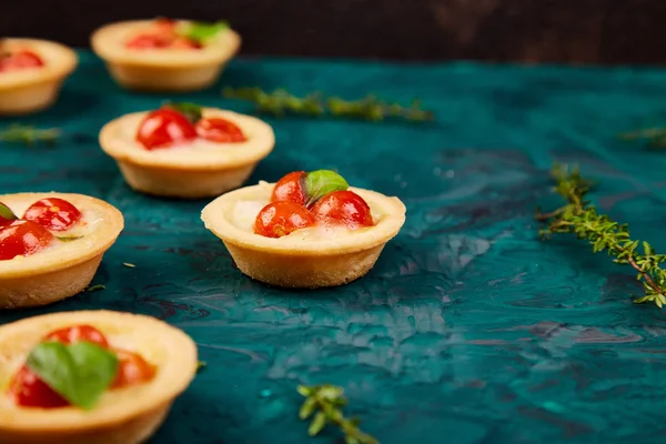 Мини-пироги с помидорами черри — стоковое фото