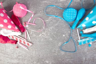 Parti pembe ve mavi kağıt şapka.