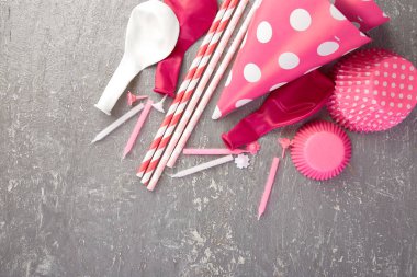 Parti pembe kağıt şapka.