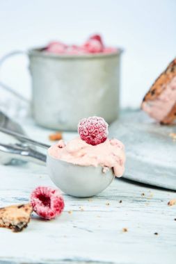 Dondurmalı çilek için kaşık. 