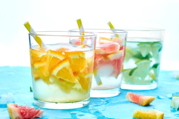 Agua sana de desintoxicación de cítricos o limonada . —  Fotos de Stock