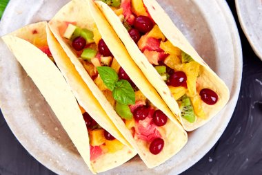 Meyve Taco. Yaz aperatifler.