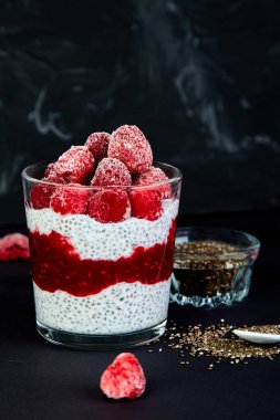 Ahududu cam ile sağlıklı chia puding