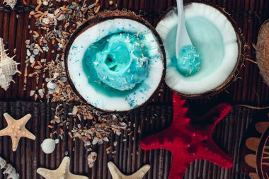 Mavi dondurma Hindistan cevizi kase. Yaz tatili