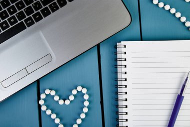 Modern kadınlar işyeri defter ya da laptop ile.