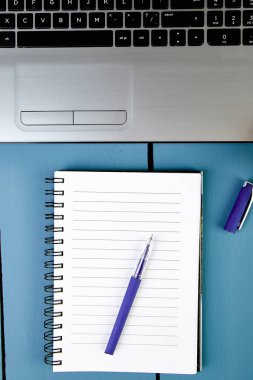 Modern kadınlar işyeri defter ya da laptop ile.
