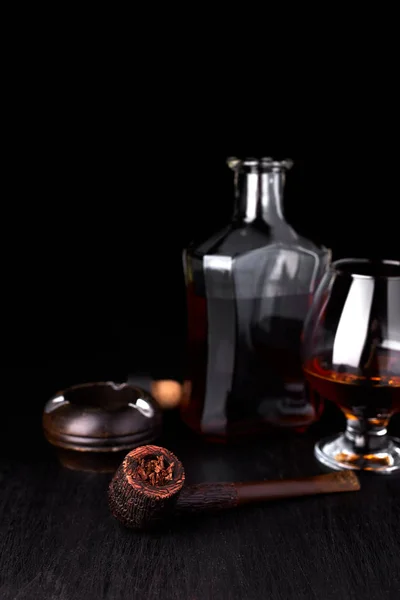 Glas whiskey med röka cigarr. whisky, tobak — Stockfoto