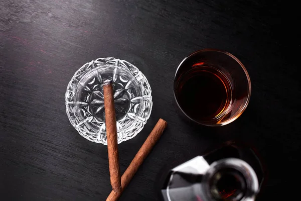 Copo de uísque com charuto para fumar. whisky, tabaco — Fotografia de Stock