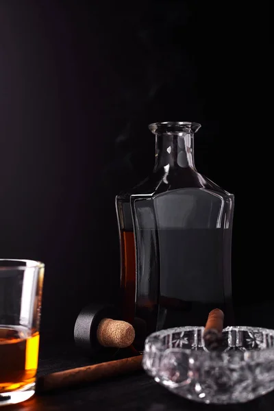 Glas whiskey med röka cigarr. whisky, tobak — Stockfoto