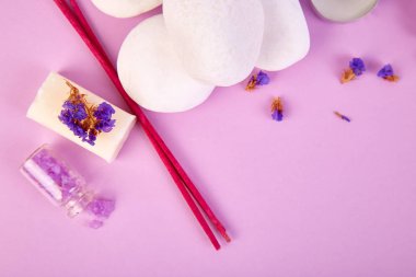 Spa kavramı. Kokulu mumlar, sabun güzellik ve Spa kozmetik