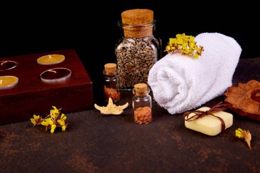 Spa kavramı. Kokulu mumlar, sabun güzellik ve Spa kozmetik