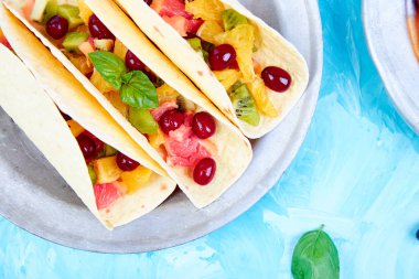 Meyve Taco. Yaz aperatifler.