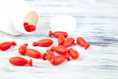 Omega 3 balık şeklinde. Balık yağı kırmızı kapsül.