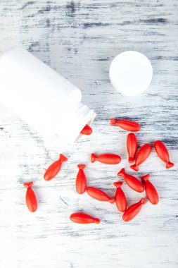 Omega 3 balık şeklinde. Balık yağı kırmızı kapsül.
