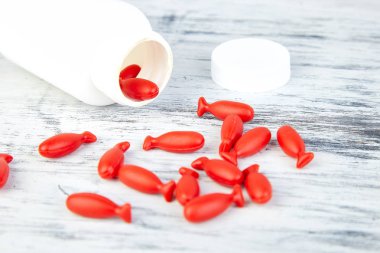 Omega 3 balık şeklinde. Balık yağı kırmızı kapsül.