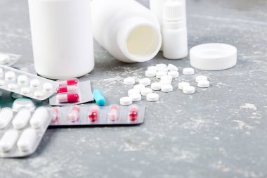 Hapları. Vakumlu Ambalaj tıp hap. Tabletler ve şişe.