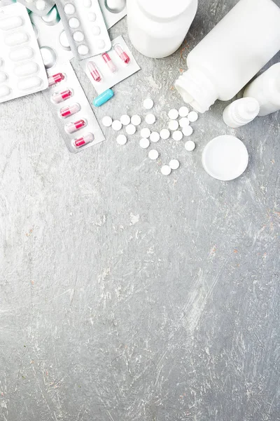 Χάπια. Ιατρική χάπια σε συσκευασία blister. Δισκία και μπουκάλι. — Φωτογραφία Αρχείου