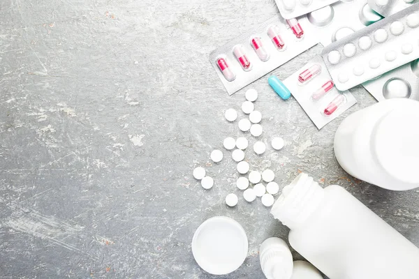 Pastillas. Píldoras medicinales en blister. Comprimidos y frasco . — Foto de Stock