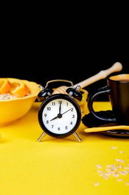 Sabah kahvesi, granola Kahvaltı, çalar saat