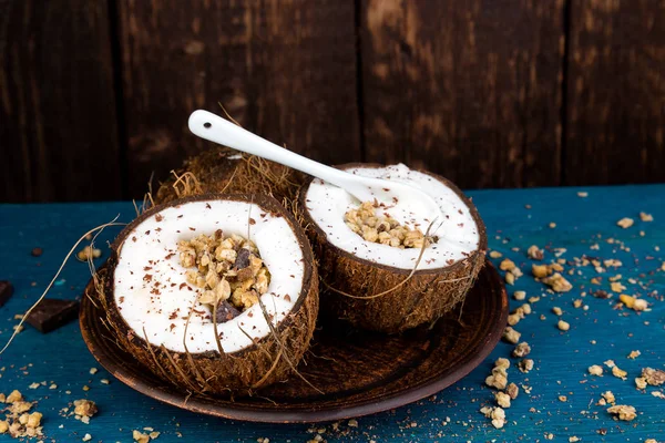 Petit déjeuner sain dans un bol de noix de coco . — Photo