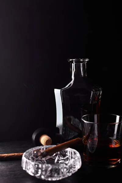 Vaso de whisky con cigarro humeante . — Foto de Stock