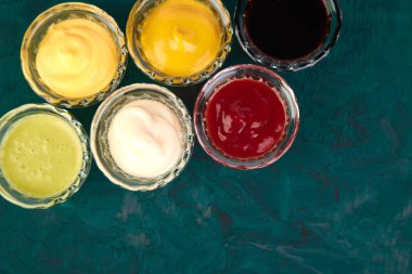 Farklı sos kümesi. 