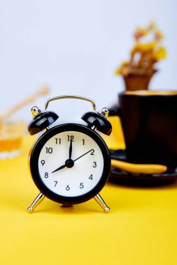 Sabah kahvesi, granola Kahvaltı, çalar saat