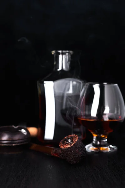Стакан виски с сигарой . — стоковое фото