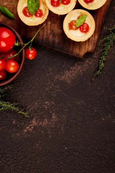 Mini koláčky s cherry rajčaty — Stock fotografie